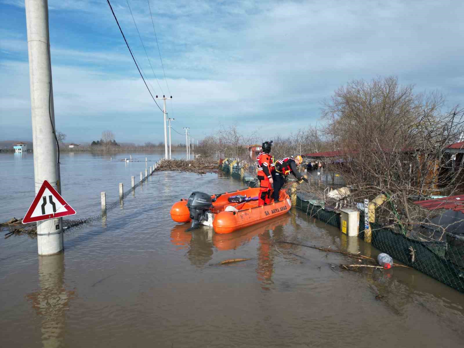 Taşkında mahsur kalan hayvanlar kurtarılmaya devam ediyor
