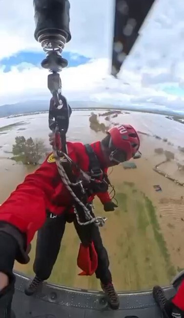 Taşkında mahsur kalan vatandaşın kurtarılma anları jandarma kamerasına yansıdı
Taşkında mahsur kalan vatandaşın kurtarılma anları jandarma kamerasına yansıdı