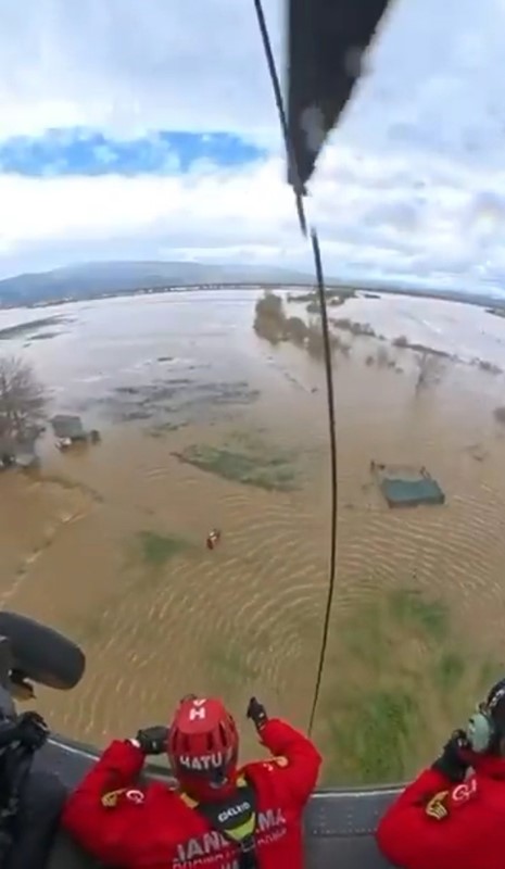Taşkında mahsur kalan vatandaşın kurtarılma anları jandarma kamerasına yansıdı
Taşkında mahsur kalan vatandaşın kurtarılma anları jandarma kamerasına yansıdı