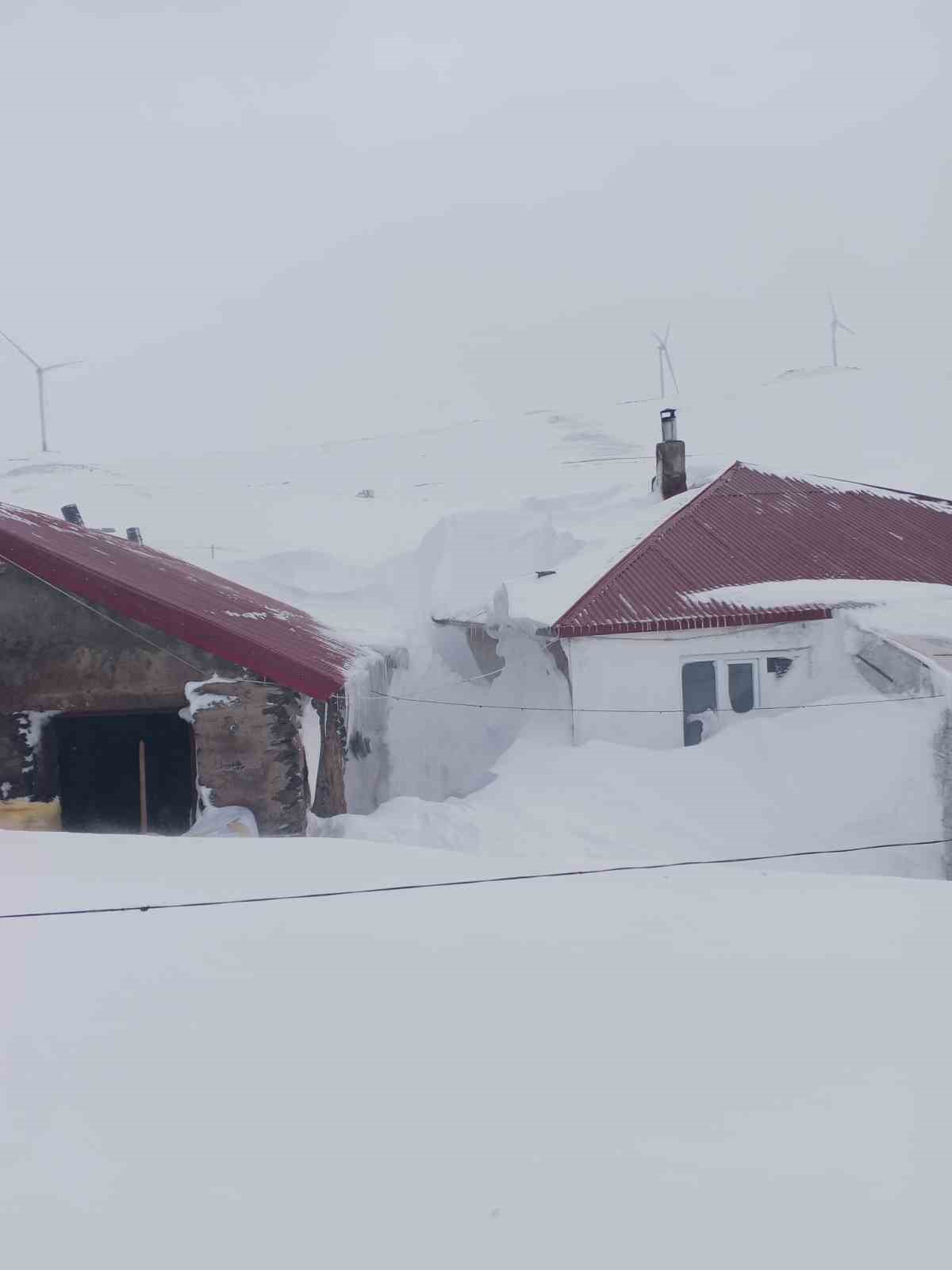 Taşlıçay’da kar yığınları evlerin boyuna ulaştı
