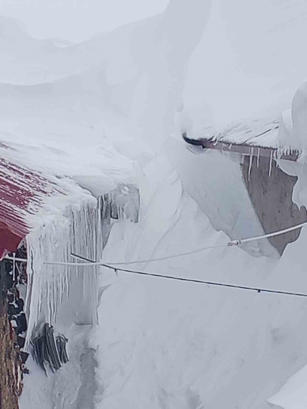 Taşlıçay’da kar yığınları evlerin boyuna ulaştı
