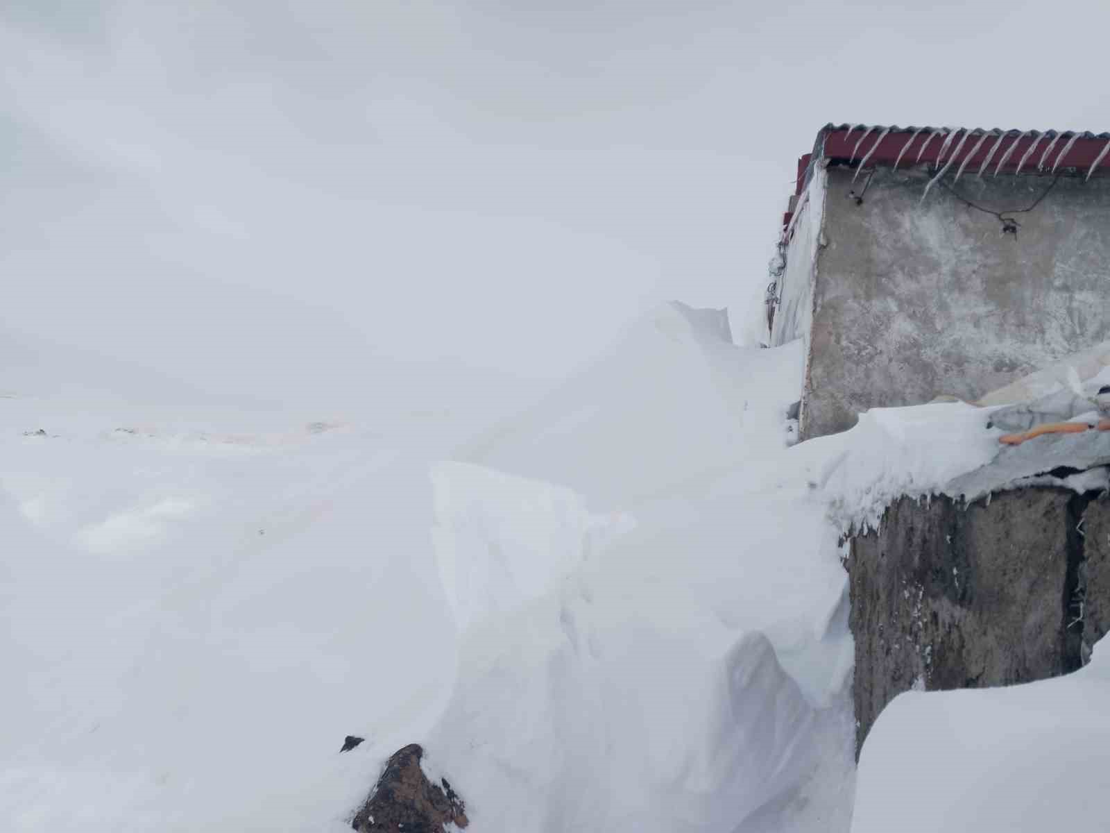 Taşlıçay’da kar yığınları evlerin boyuna ulaştı
