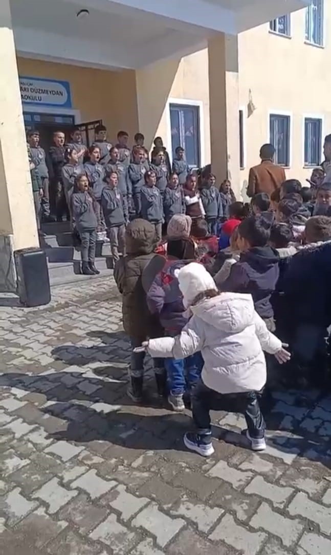 Taşlıçay’da Ramazan etkinliğinde minik kızın ilahiye eşliği tebessüm oluşturdu
