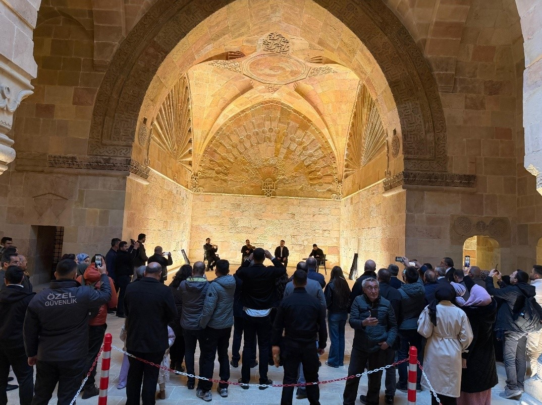 "Taştaki gizem, ruhtaki huzur’ 8 asırlık camide anlamlı etkinliğe ev sahipliği yaptı
