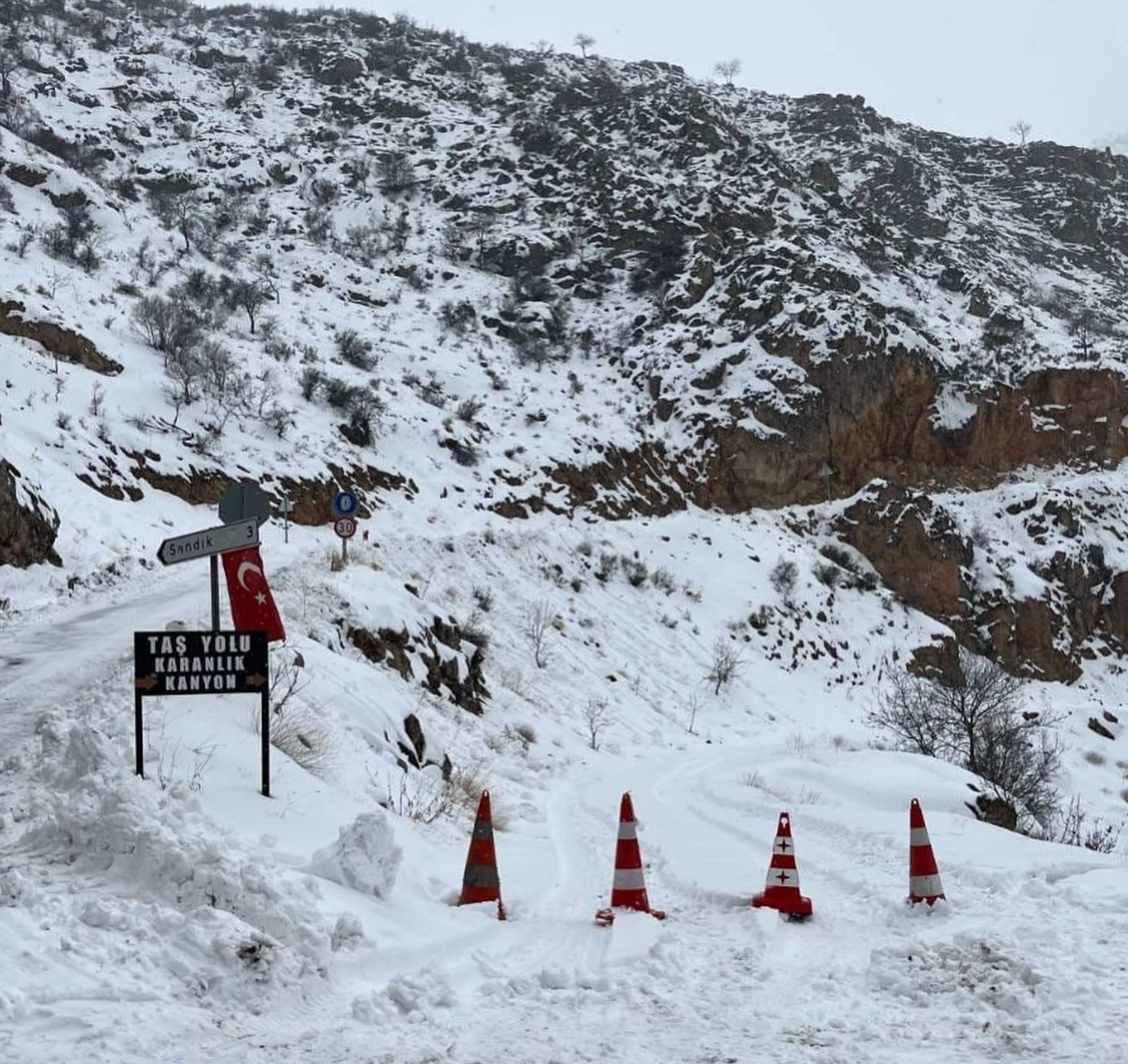 Taşyolu’nda çığ düştü, güzergâh ulaşıma kapatıldı
Taşyolu’nda çığ düştü, güzergâh ulaşıma kapatıldı