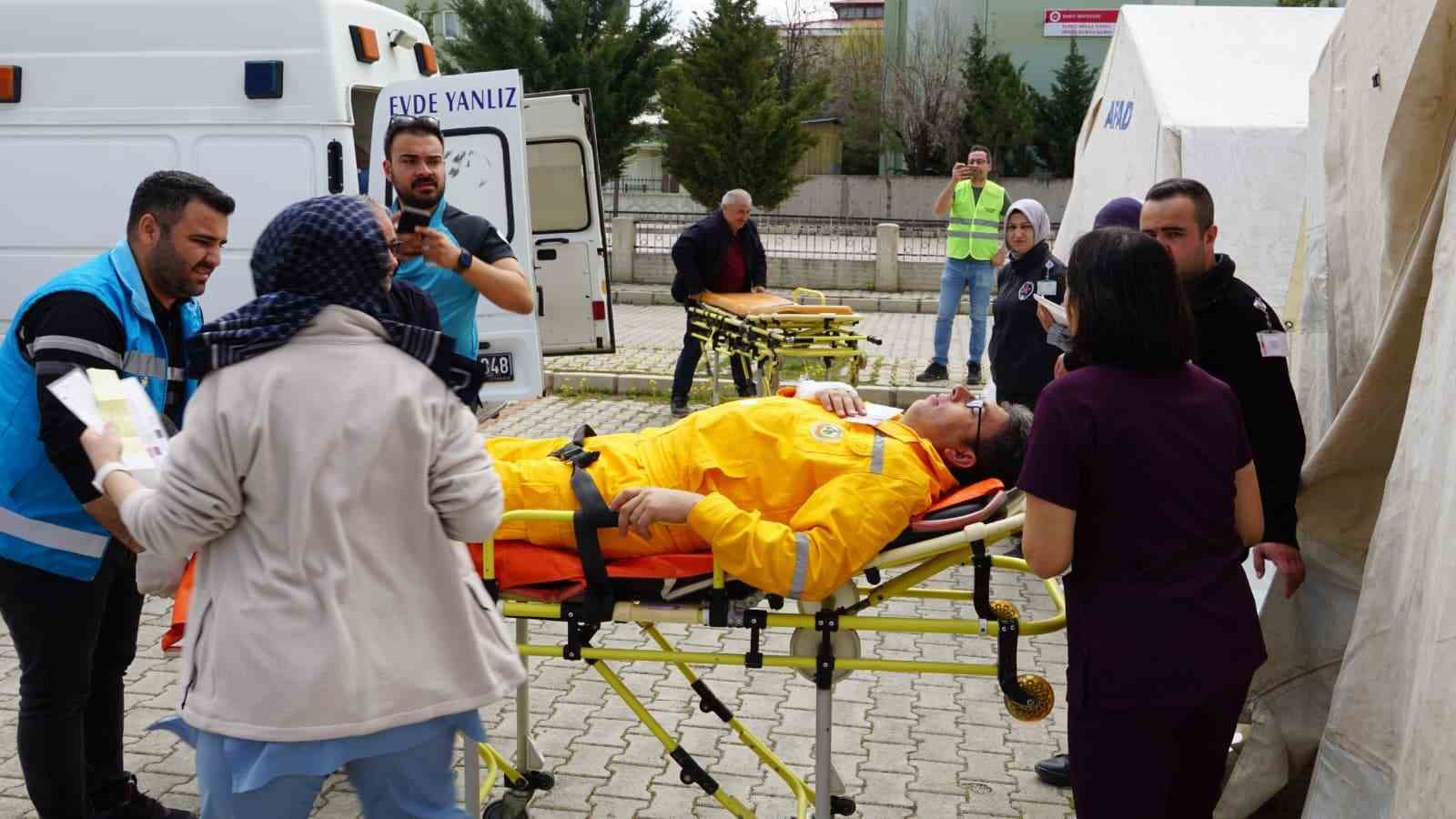 Tatbikat için canlı canlı tabuta girdi
