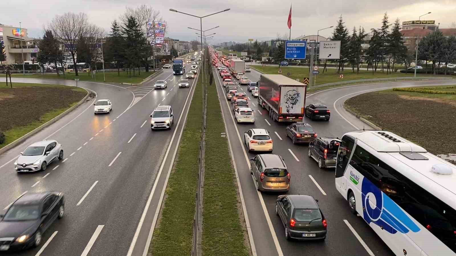 Tatilcilerin dönüş yolculuğu başladı, İnegöl’de trafik durma noktasına geldi
