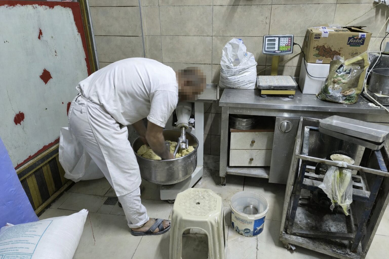 Tatlı hamurunu ayağıyla çiğnedi
