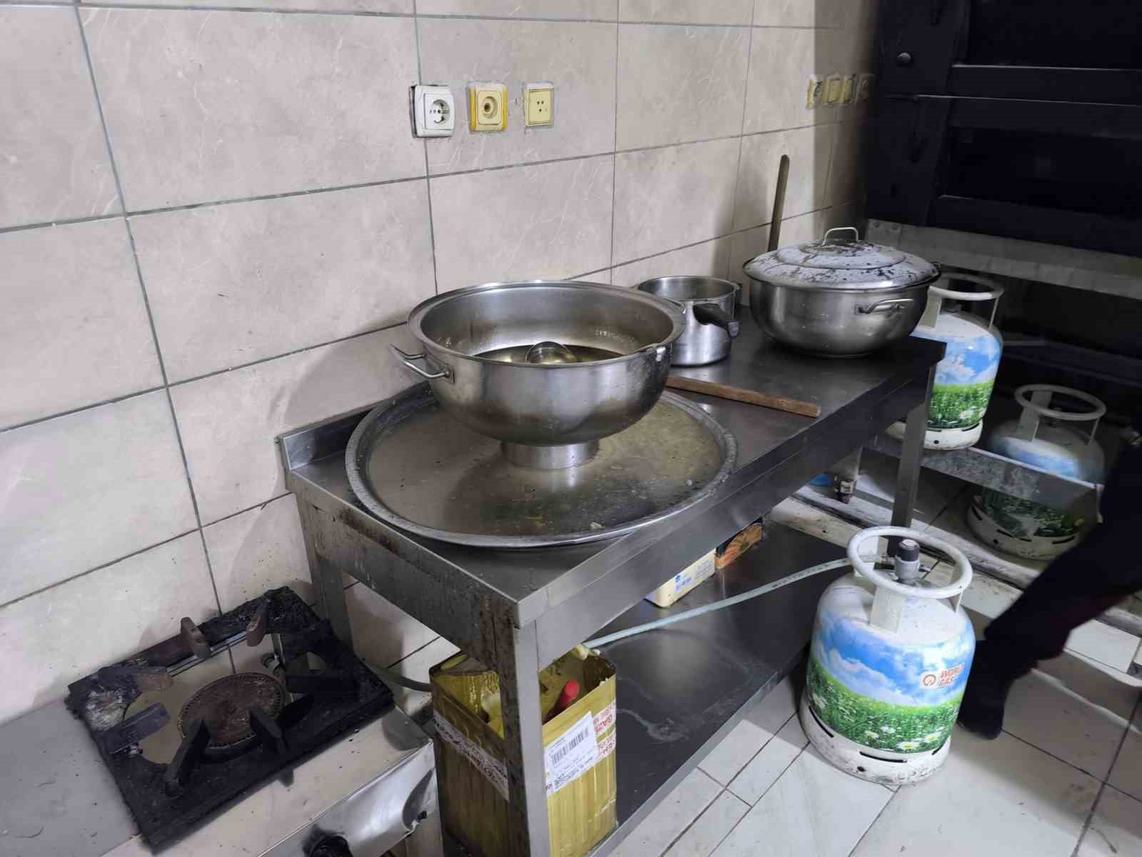 Tatlı hamurunu ayağıyla çiğnedi
