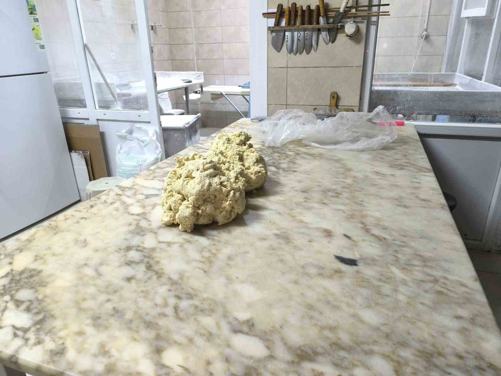 Tatlı hamurunu ayağıyla çiğnedi
