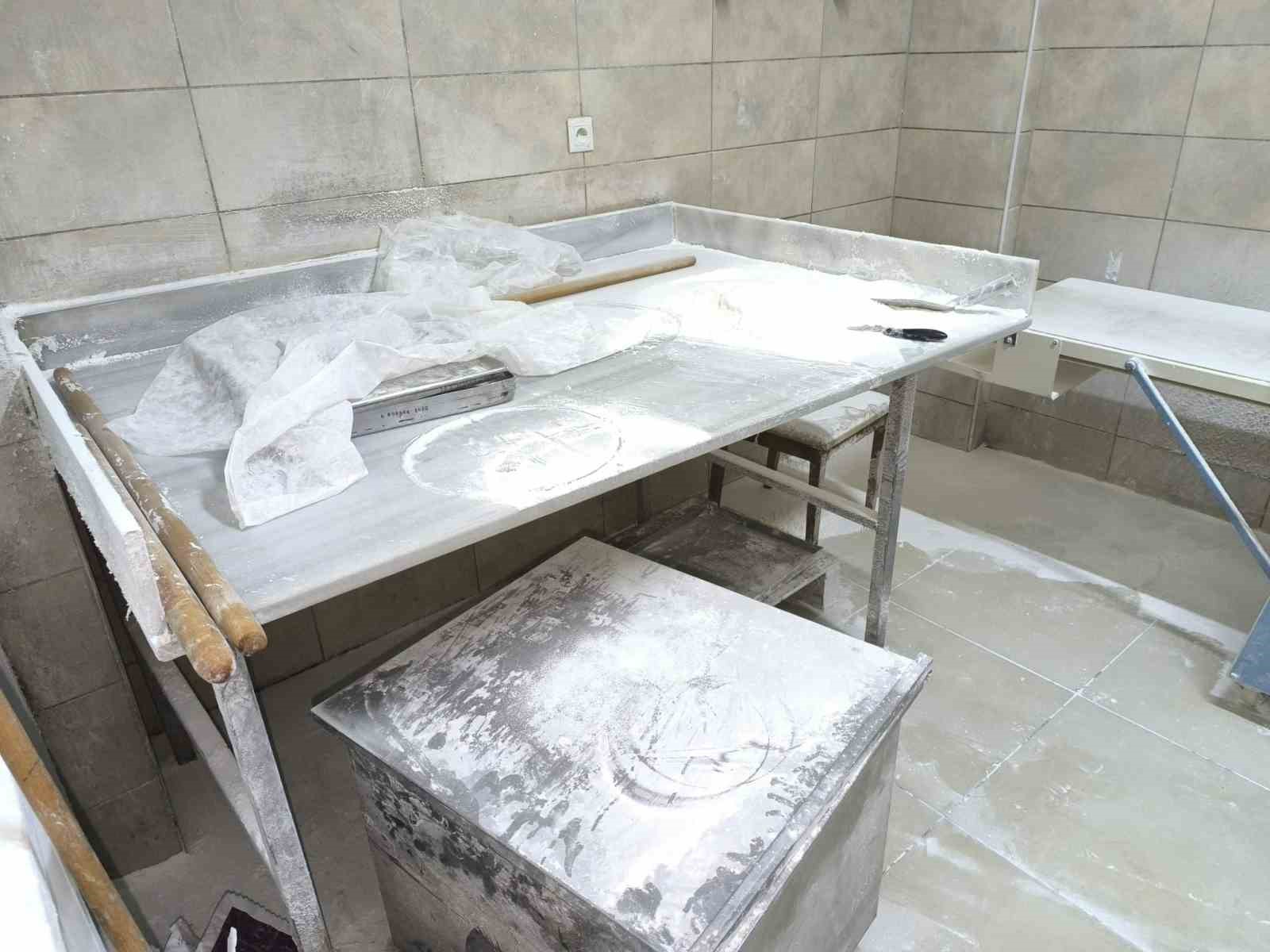 Tatlı hamurunu ayağıyla çiğnedi
