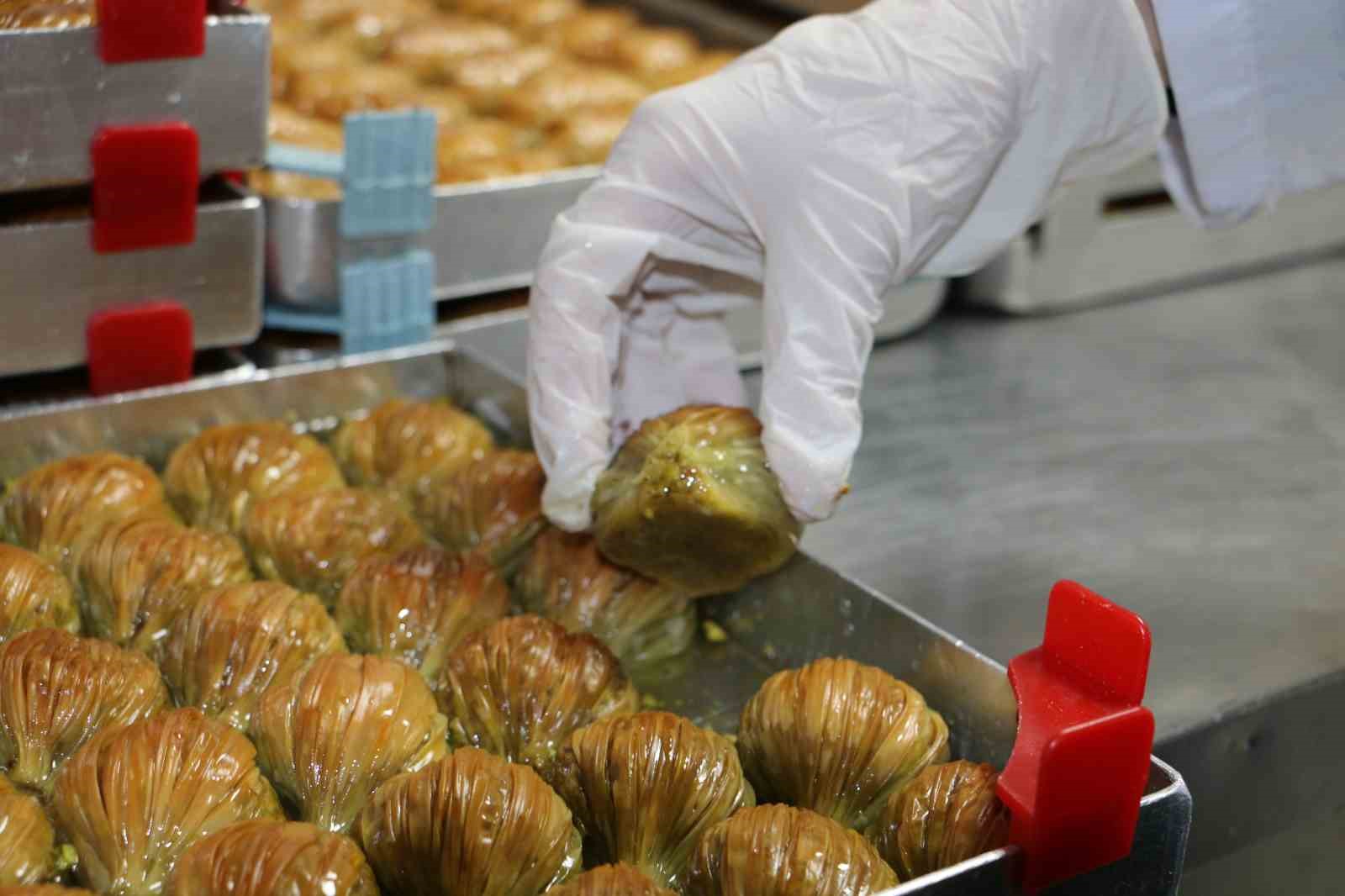 Tatlı imalathanelerinde Ramazan yoğunluğunda da hijyen ve kaliteden ödün verilmiyor

