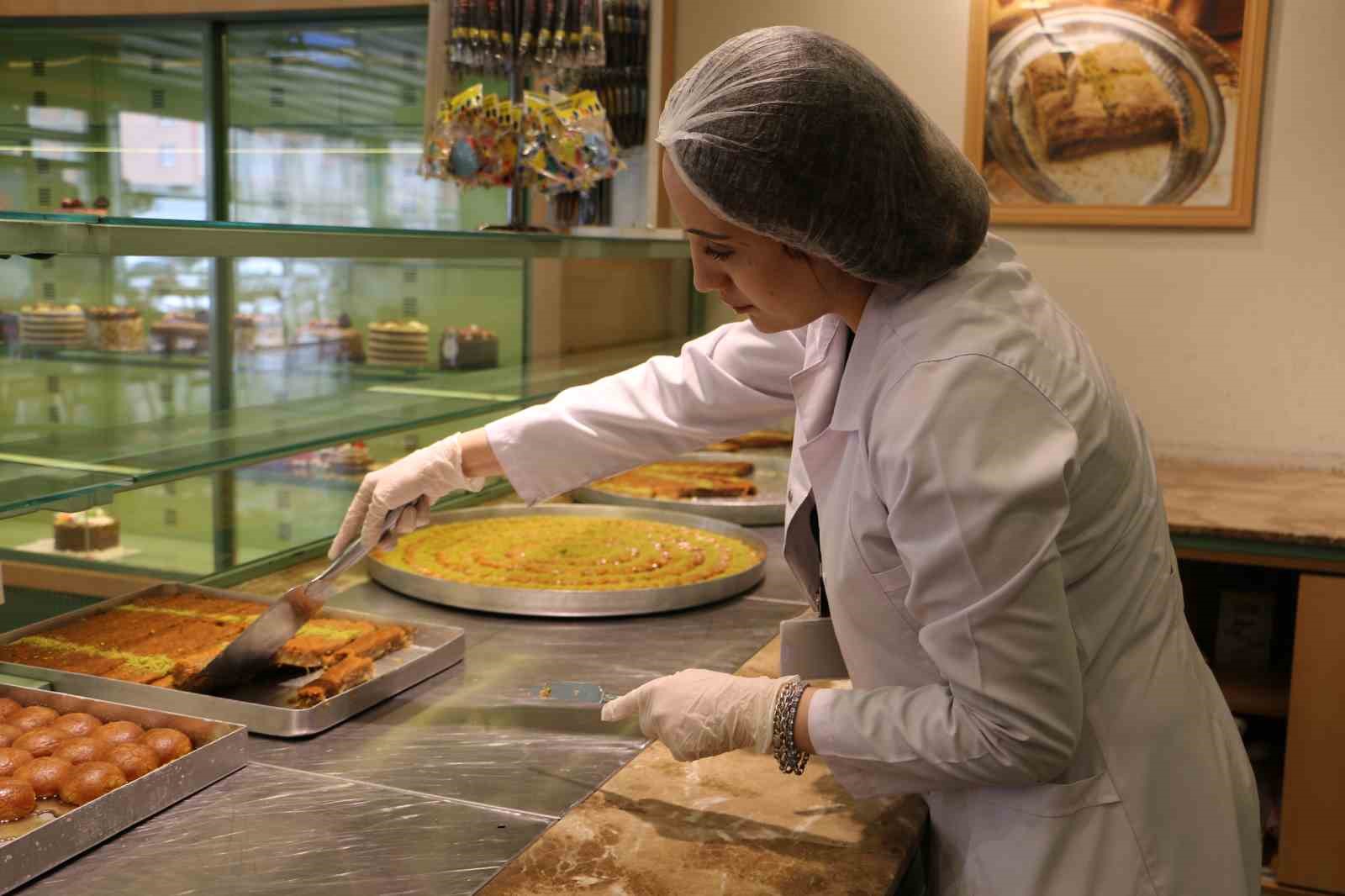 Tatlı imalathanelerinde Ramazan yoğunluğunda da hijyen ve kaliteden ödün verilmiyor
