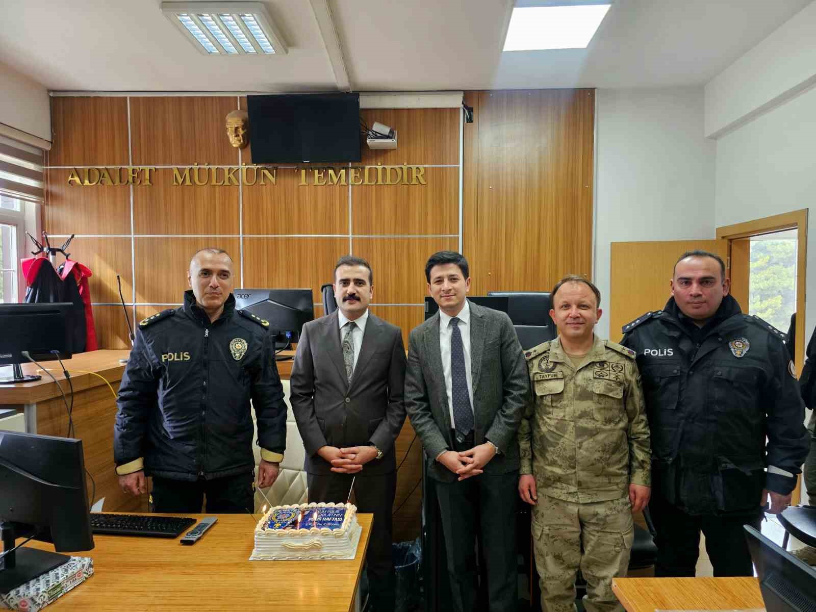 Tatvan Adliyesi’nde polislere sürpriz kutlama
Tatvan Adliyesi’nde polislere sürpriz kutlama