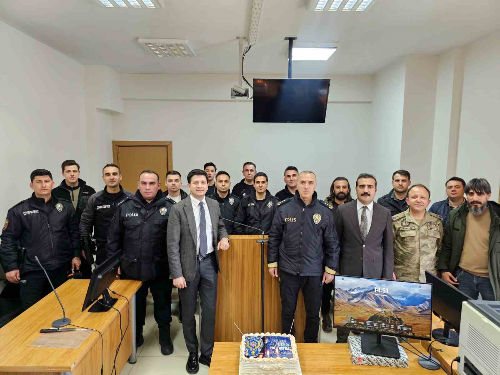 Tatvan Adliyesi’nde polislere sürpriz kutlama
Tatvan Adliyesi’nde polislere sürpriz kutlama