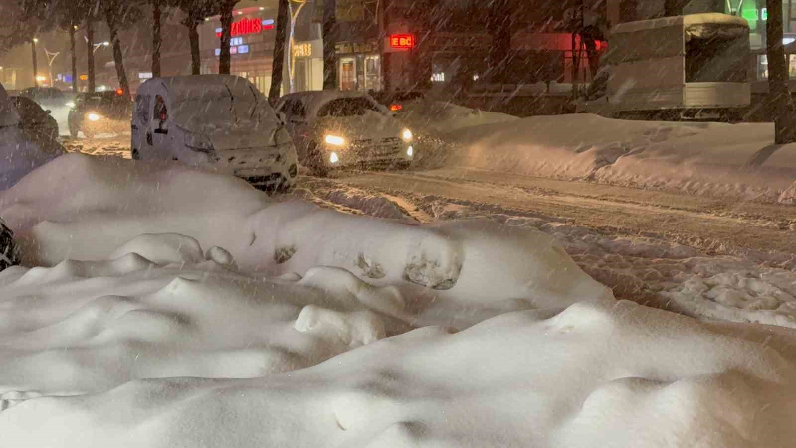 Tatvan’da 15 köy yolu ulaşıma kapadı: Merkezde kar kalınlığı 50 santimetreye ulaştı
