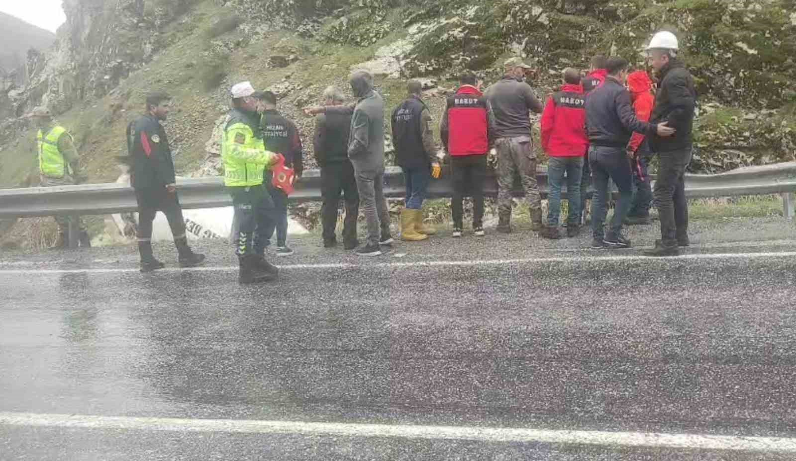 Tatvan’da beton mikseri dereye uçtu
