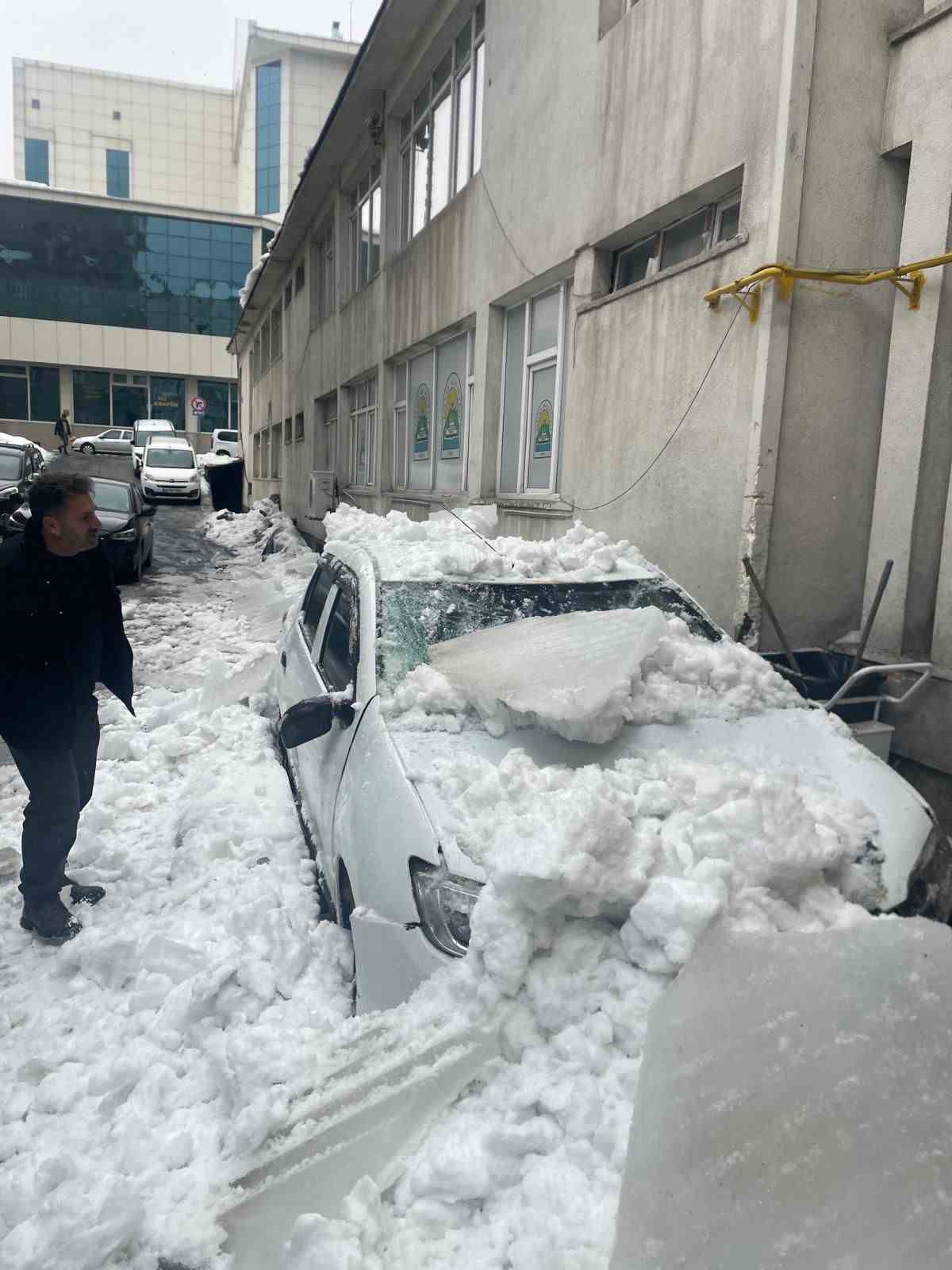 Tatvan’da çatıdan düşen kar otomobili kullanılamaz hale getirdi

