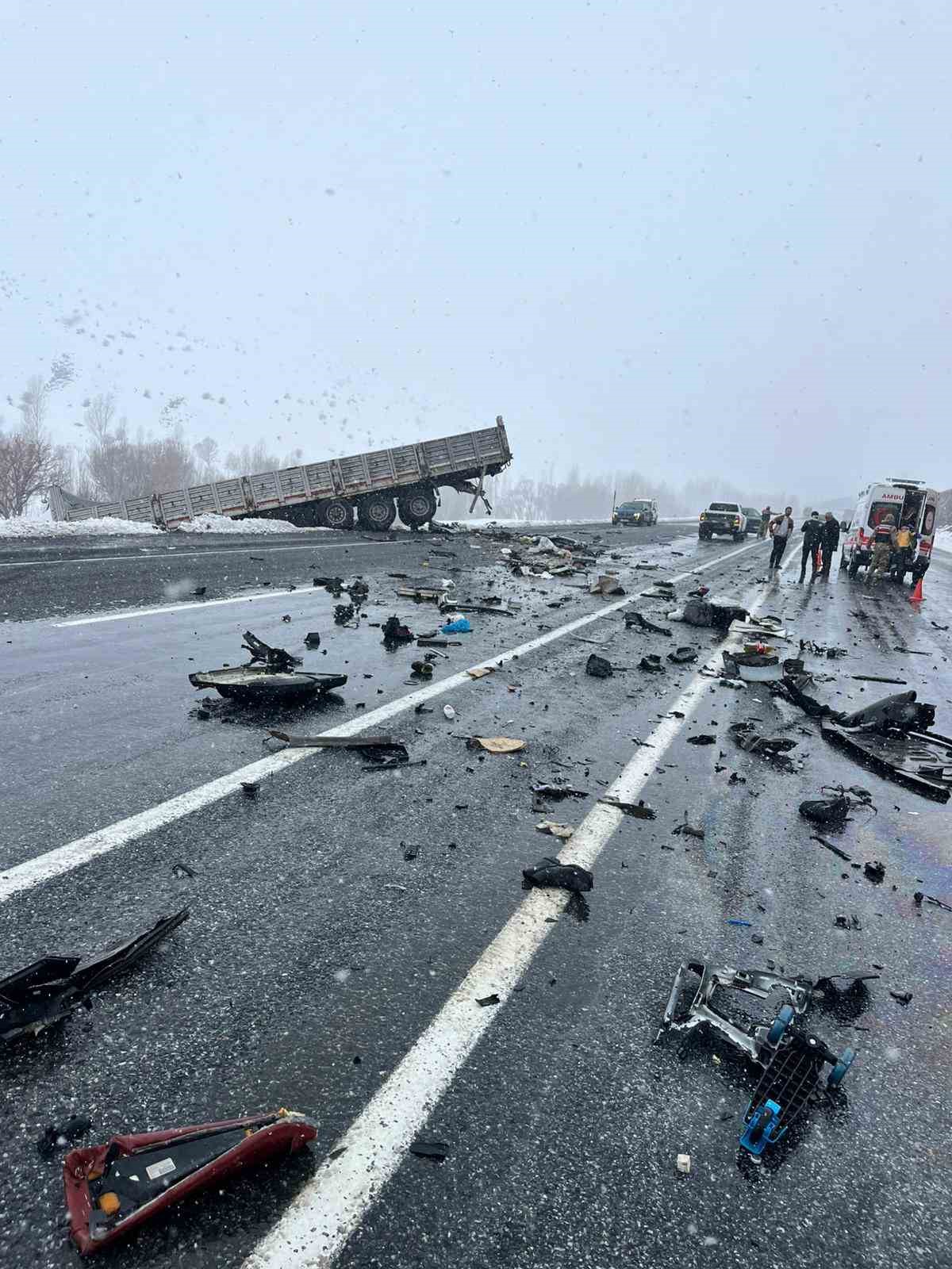 Tatvan’da feci kaza: 2 ölü, 5 yaralı
