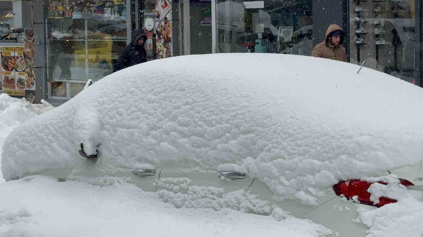 Tatvan’da gök gürültülü kar yağışı
