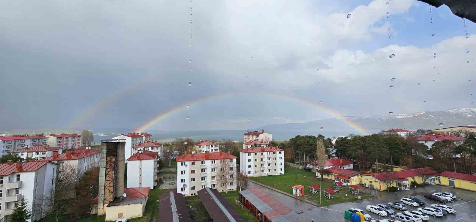 Tatvan’da gökkuşağı görsel şölen sundu
