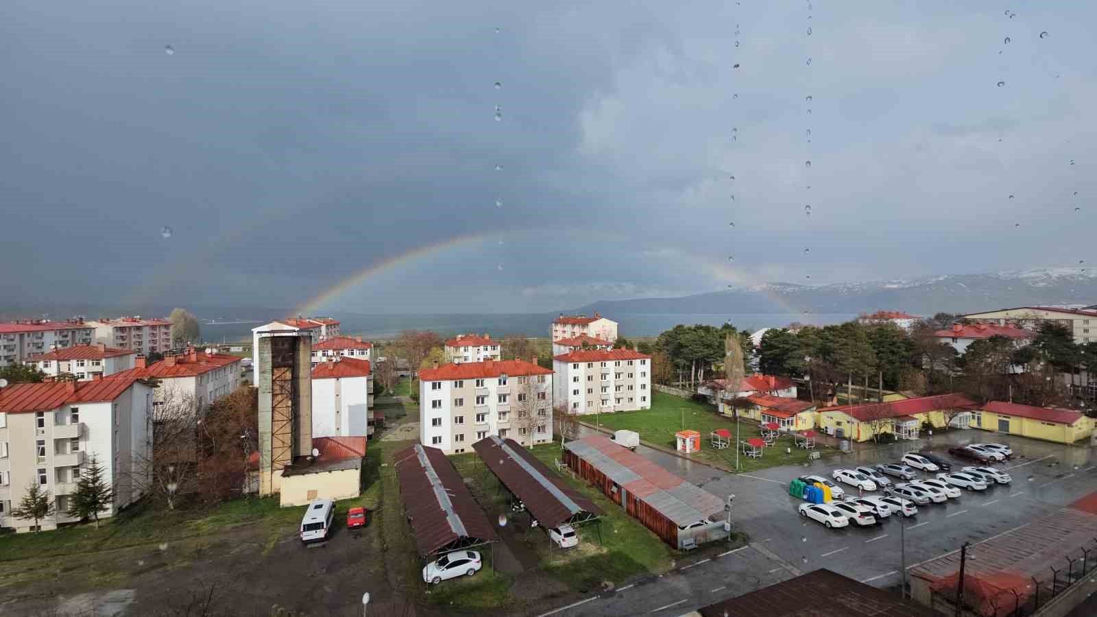 Tatvan’da gökkuşağı görsel şölen sundu

