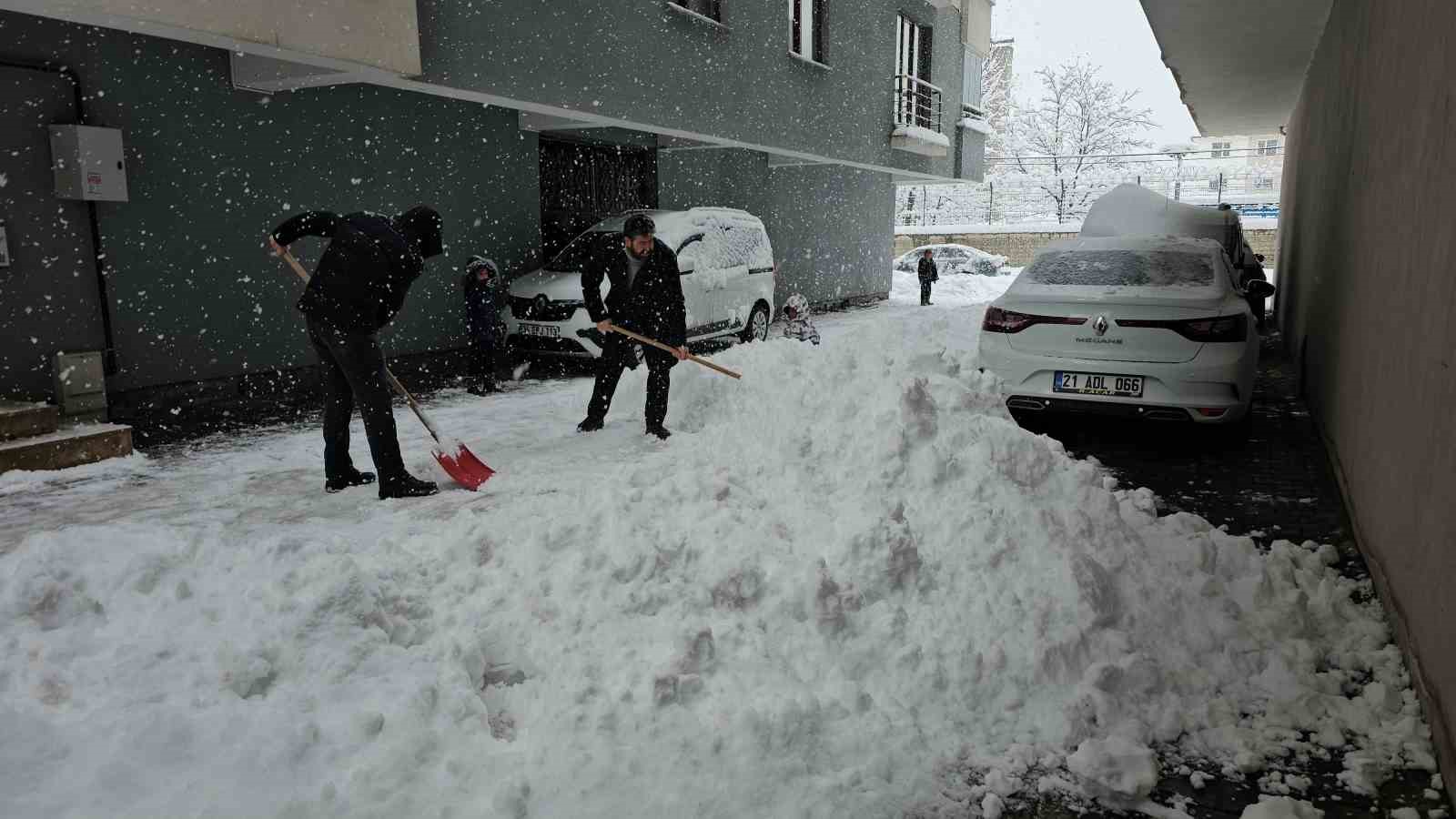 Tatvan’da kar kalınlığı 1 metreye ulaştı
