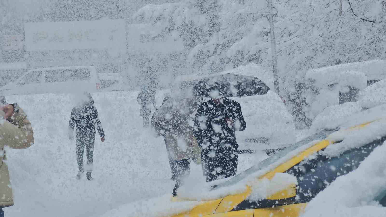 Tatvan’da kar kalınlığı 1 metreye ulaştı
