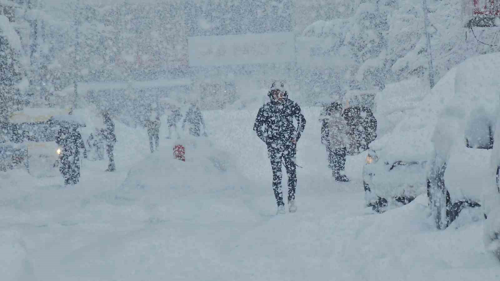 Tatvan’da kar kalınlığı 1 metreye ulaştı
