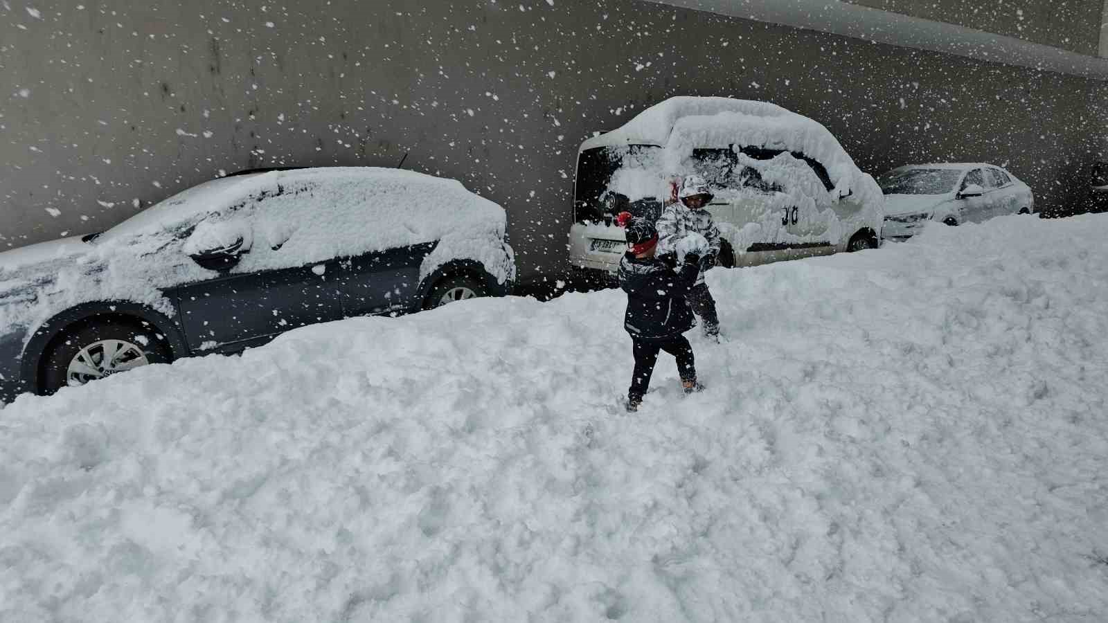 Tatvan’da kar kalınlığı 1 metreye ulaştı
