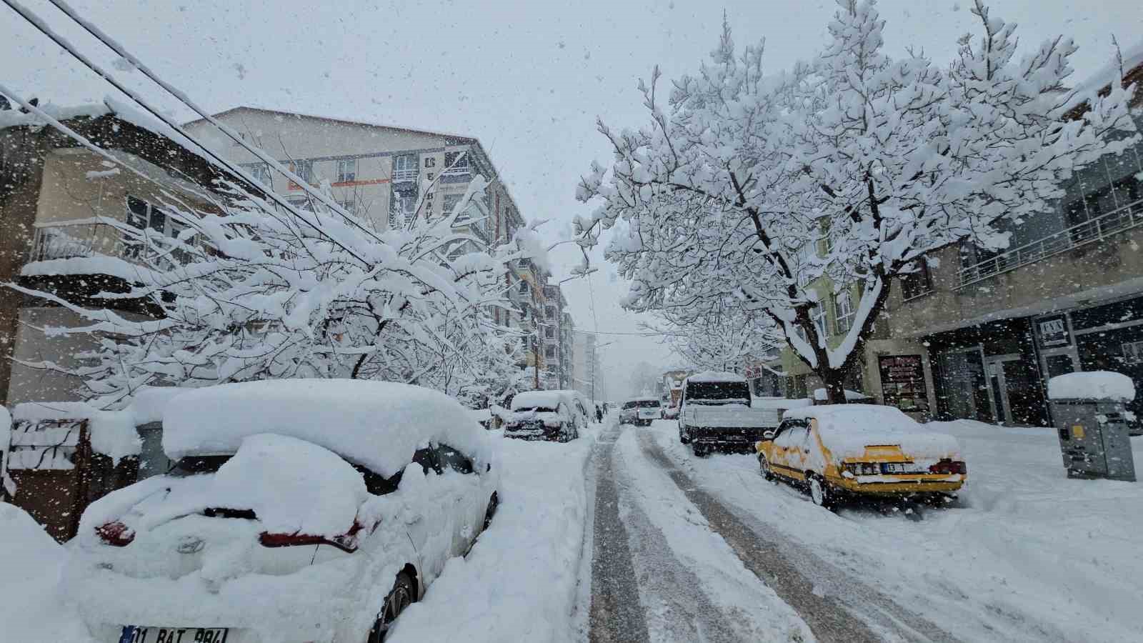 Tatvan’da kar kalınlığı 1 metreye ulaştı
