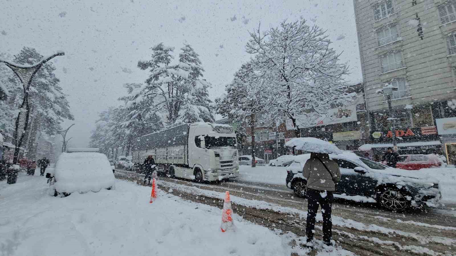 Tatvan’da kar kalınlığı 1 metreye ulaştı
