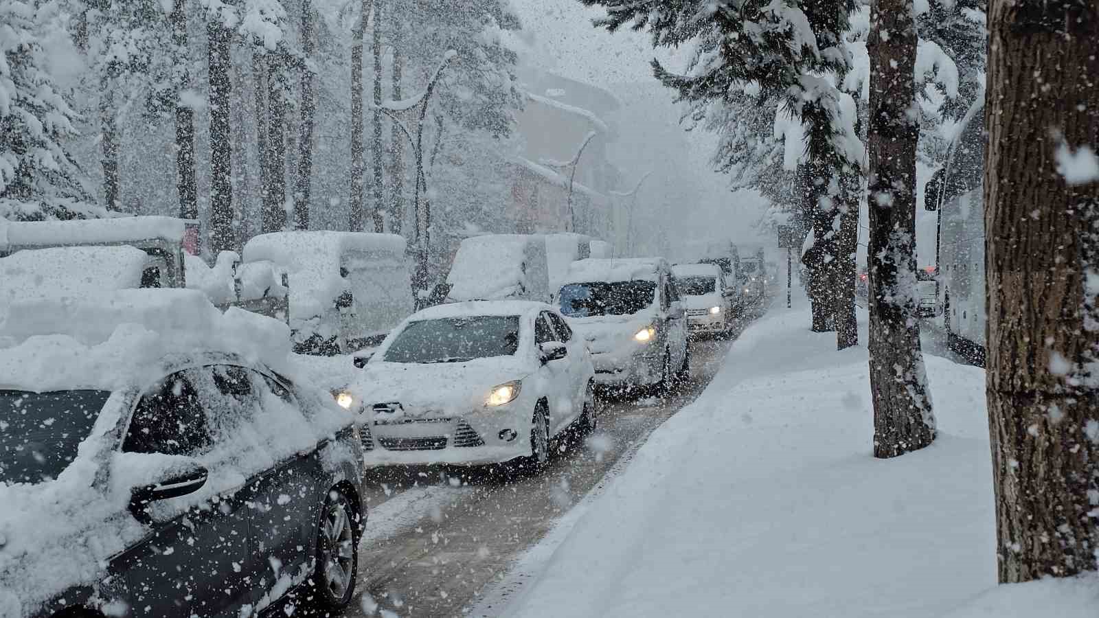 Tatvan’da kar kalınlığı 1 metreye ulaştı
