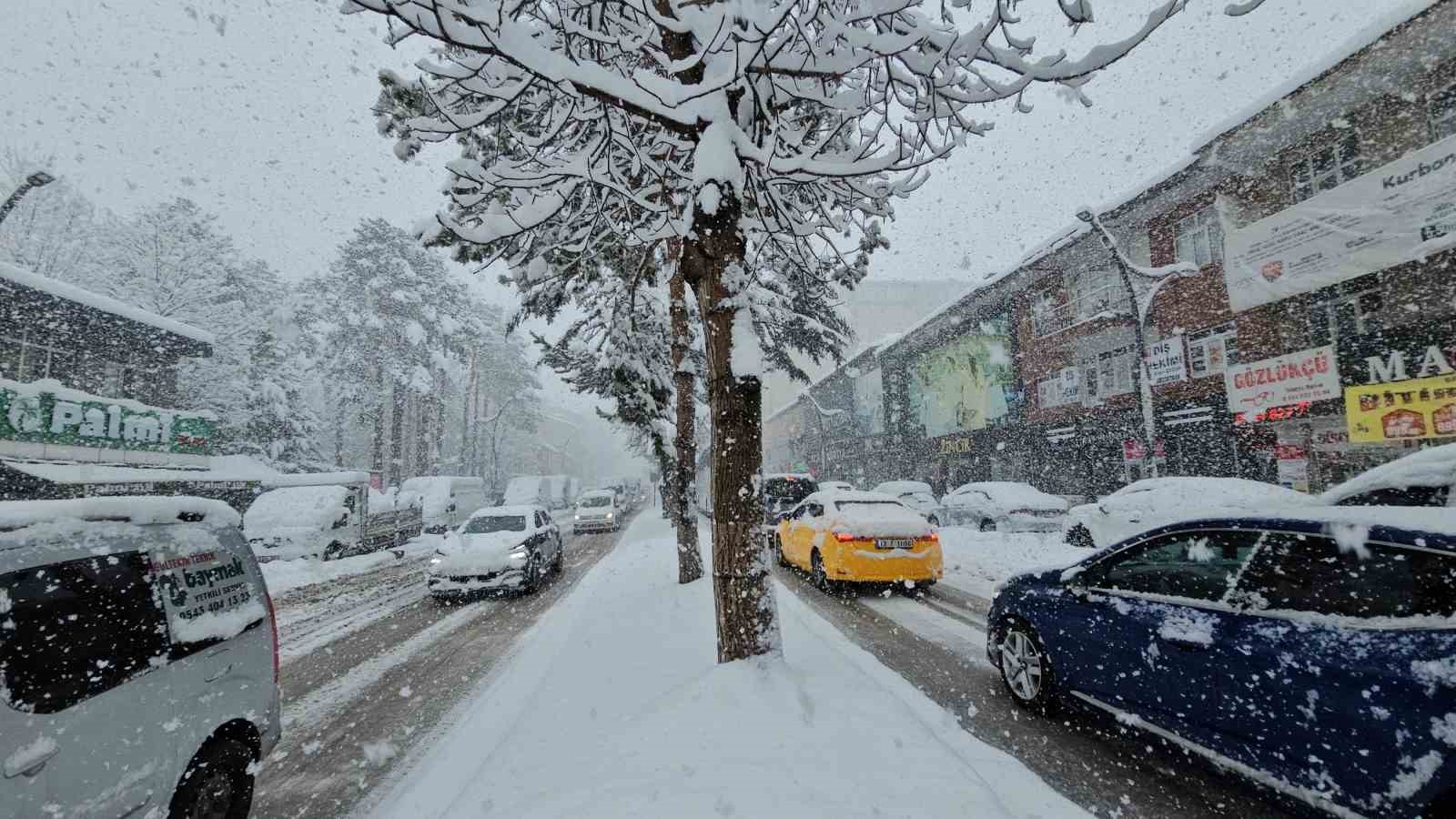 Tatvan’da kar kalınlığı 1 metreye ulaştı
