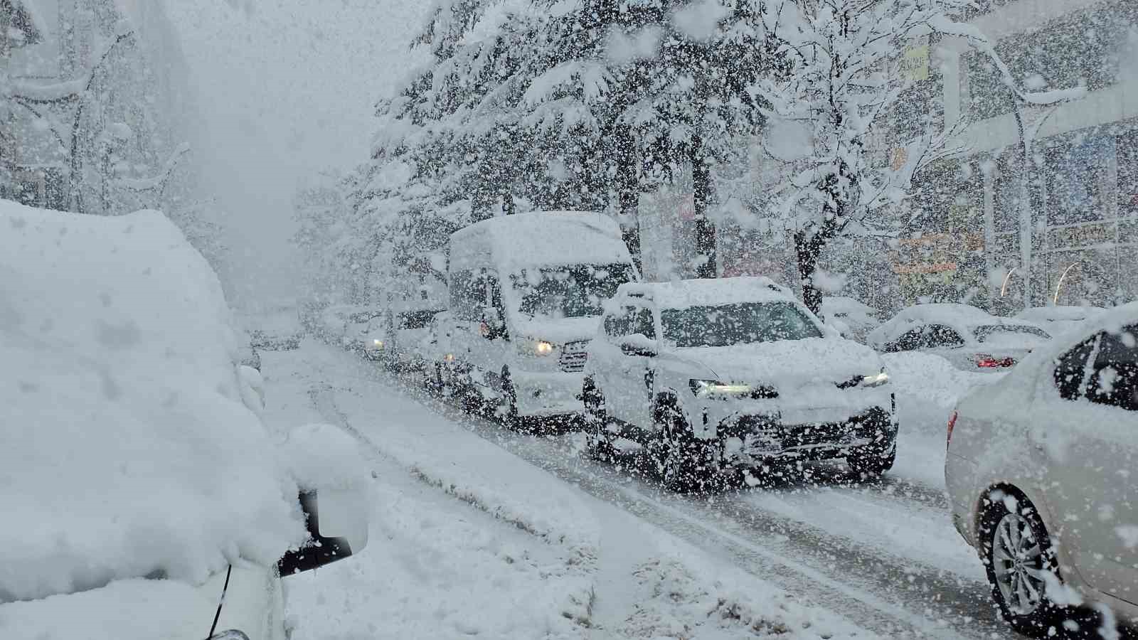 Tatvan’da kar kalınlığı 1 metreye ulaştı
