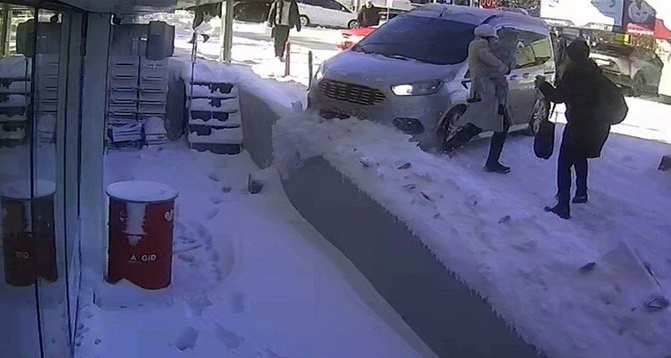 Tatvan’da kayan araç facianın eşiğinden döndü
