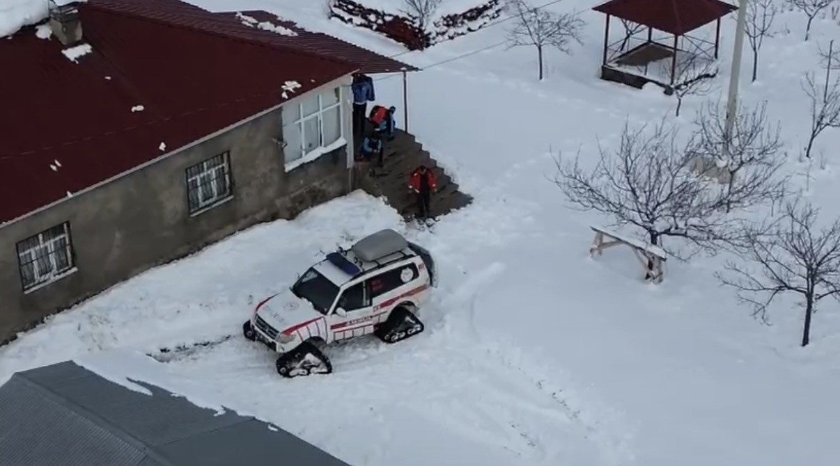 Tatvan’da rahatsızlanan hasta paletli ambulansla kurtarıldı
