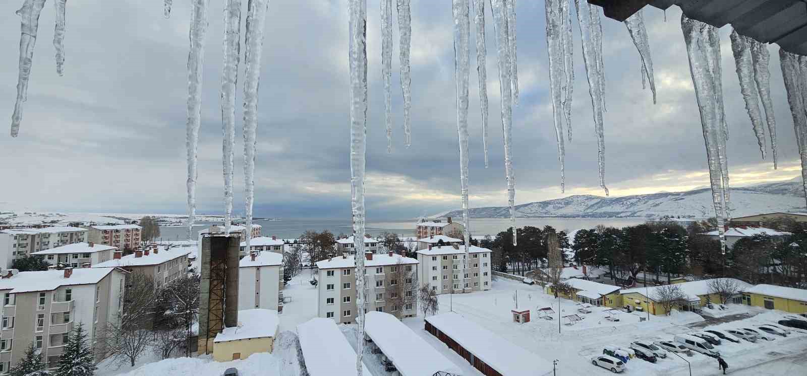 Tatvan’da sibirya soğukları etkili oluyor: Çatılarda metrelerce buz sarkıtları oluştu
