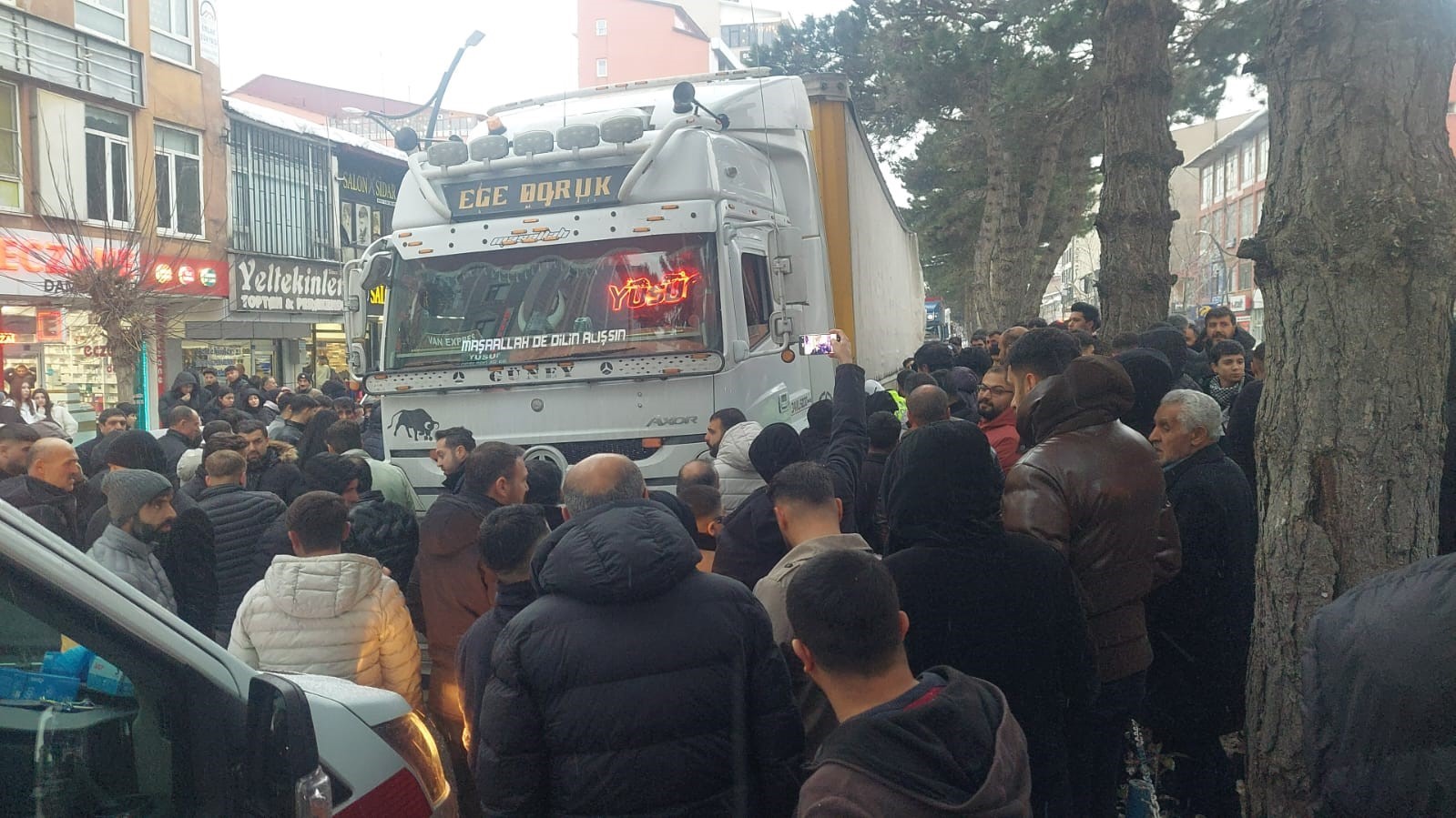 Tatvan’da tırın çarpması sonucu bir kişi hayatını kaybetti
