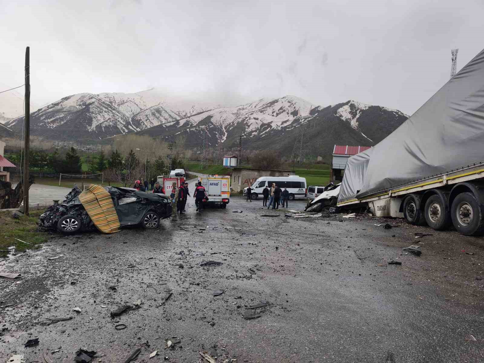 Tatvan’da tırla otomobil çarpıştı: 2 ölü, 1 yaralı
