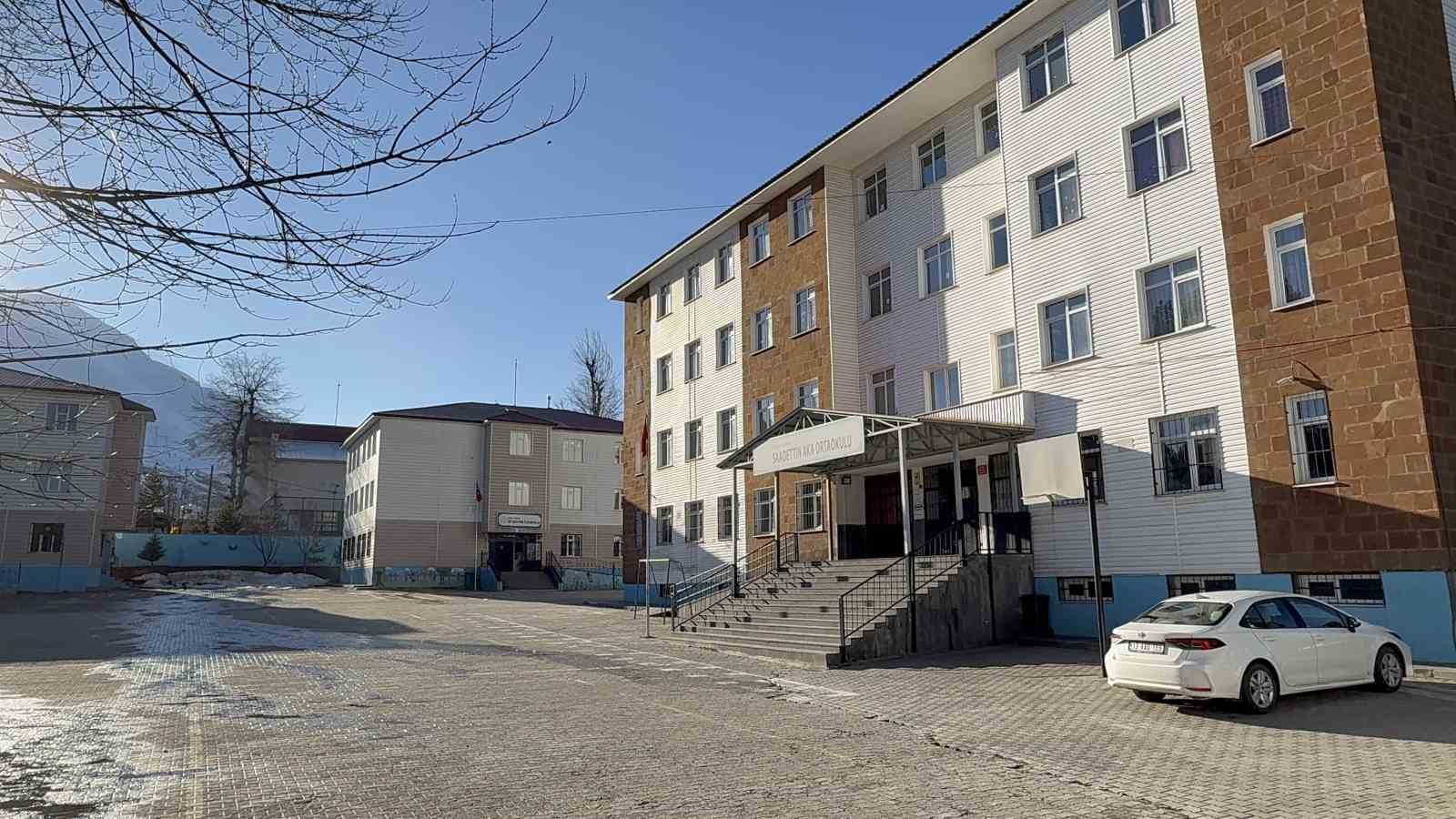 Tatvan’da velinin öğrenciye şiddeti kamerada
