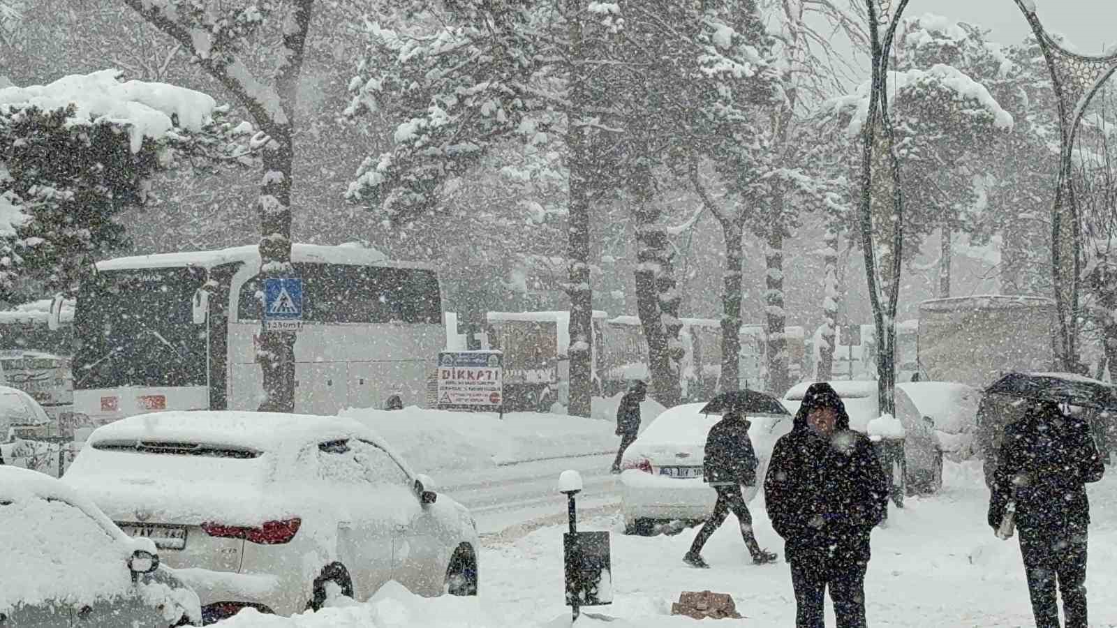 Tatvan’da yoğun kar yağışı yeniden etkili oluyor
