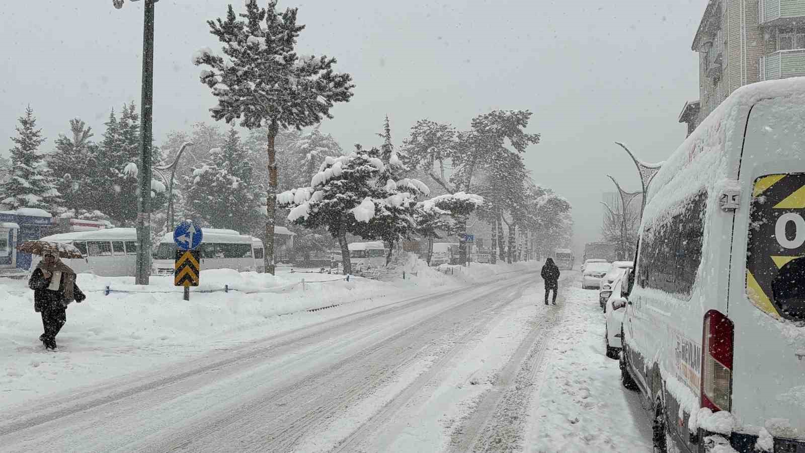 Tatvan’da yoğun kar yağışı yeniden etkili oluyor
