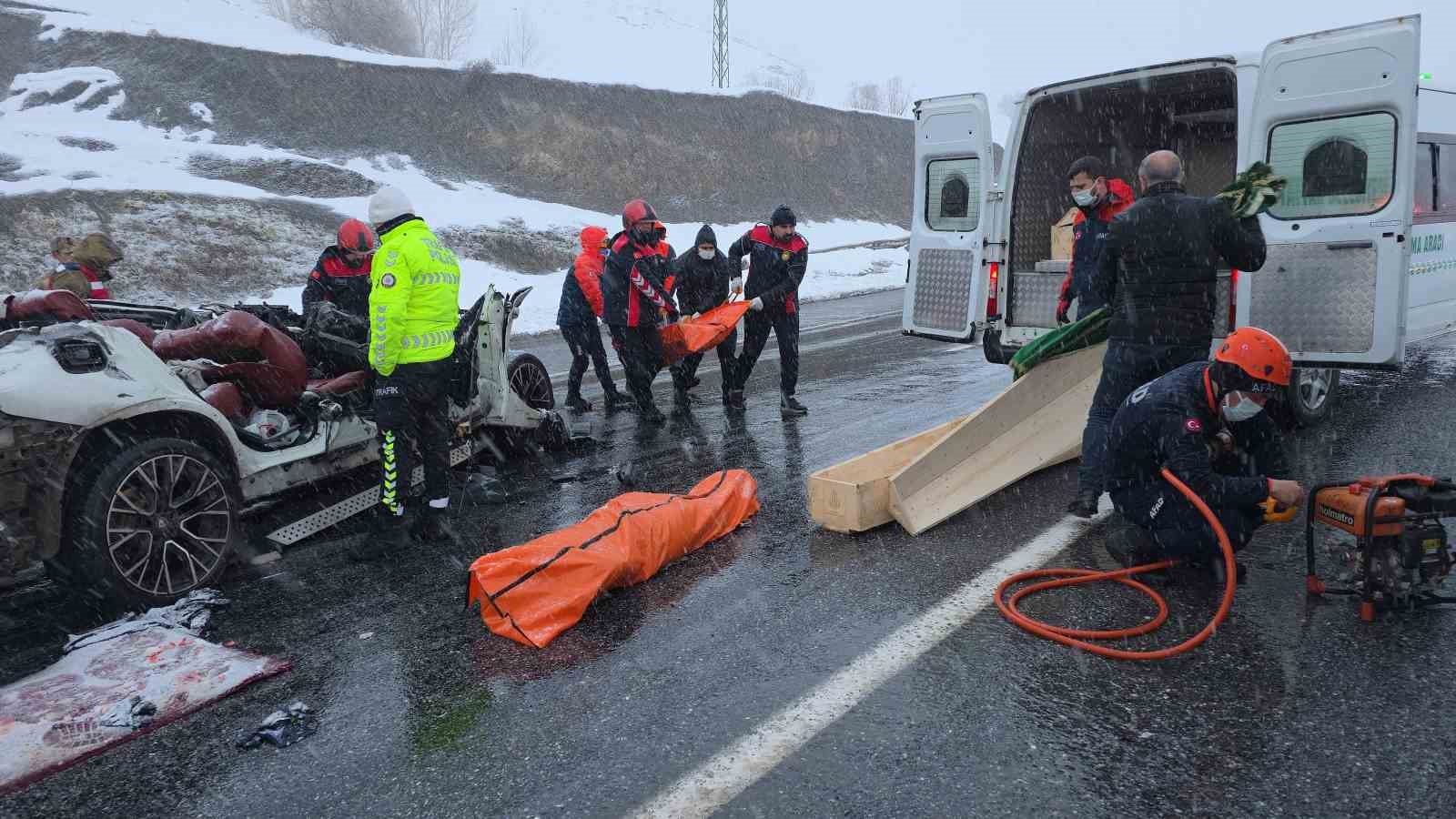 Tatvan’daki feci kazada karı koca hayatını kaybetti

