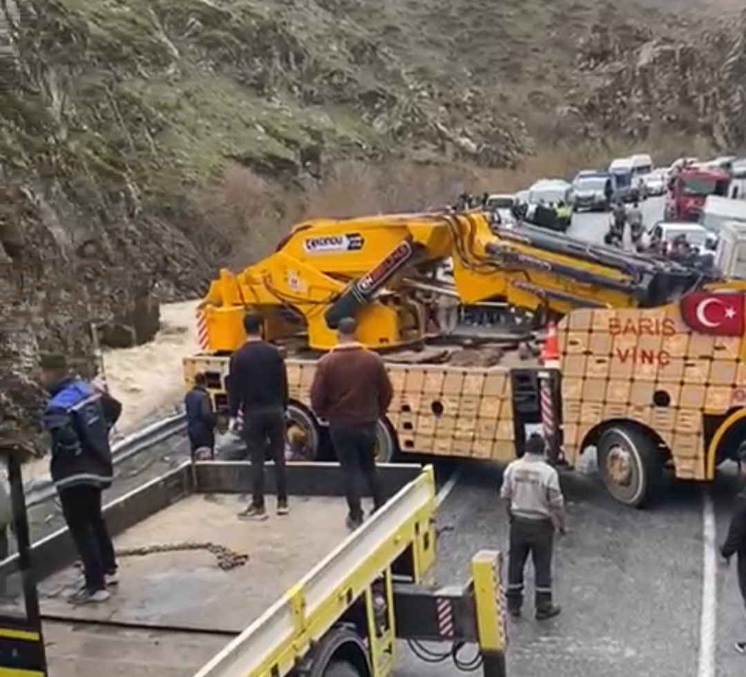 Tatvan’daki mikser kazasında sürücü hayatını kaybetti
