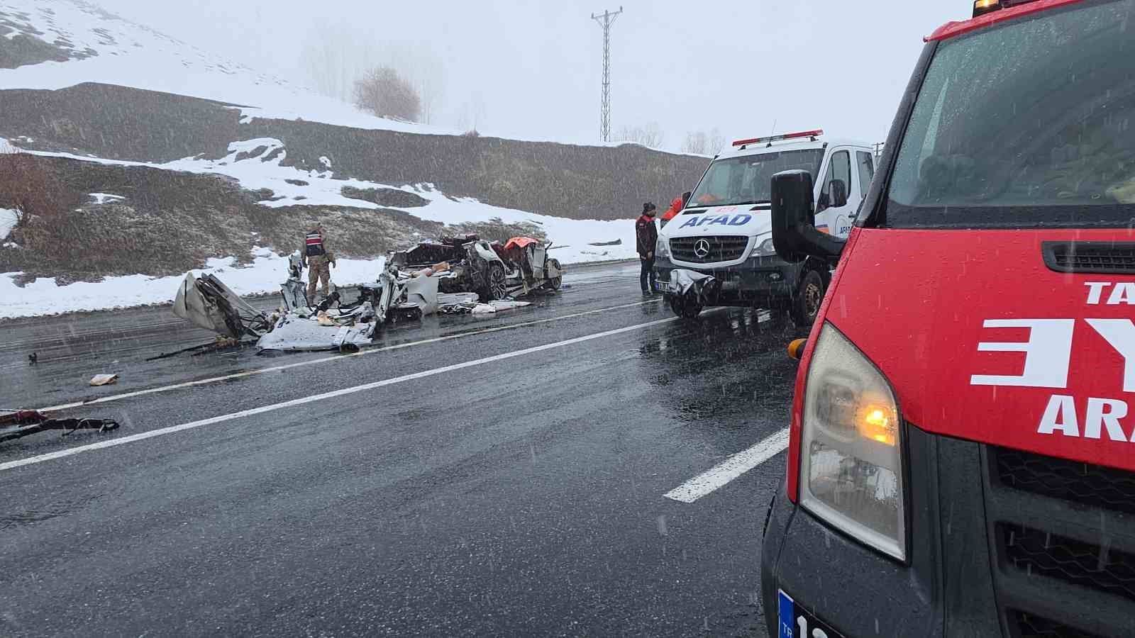 Tatvan’daki trafik kazasında ölü sayısı 3 oldu: Kazada ağır yaralanan 6 aylık bebek hastanede vefat etti
