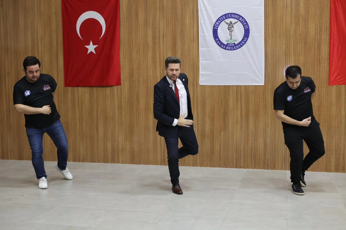 Tavas Belediyesi Halk Oyunları Kursu coşkuyla sürüyor
