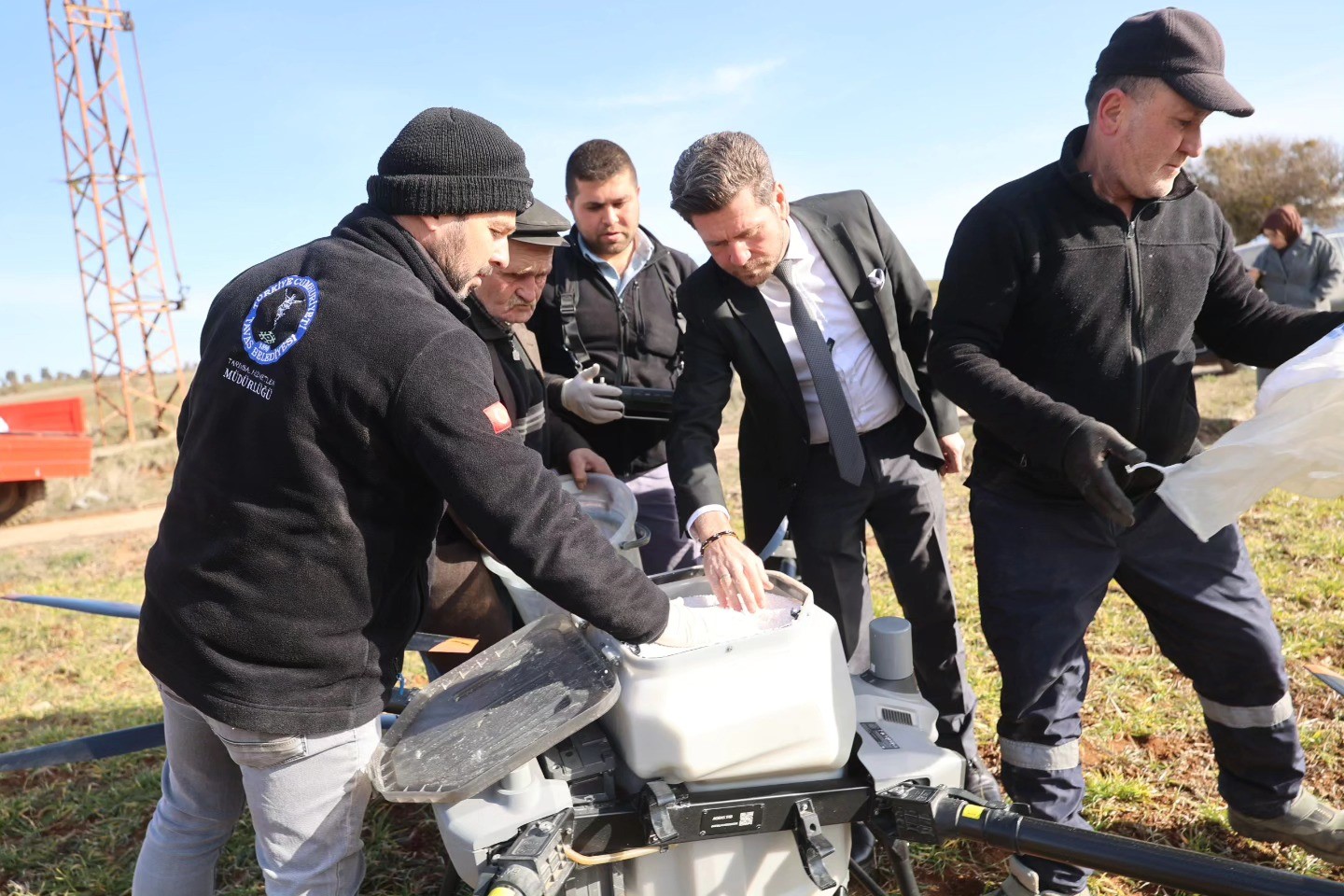Tavas Belediyesinden çiftçiye dronlu gübreleme desteği
