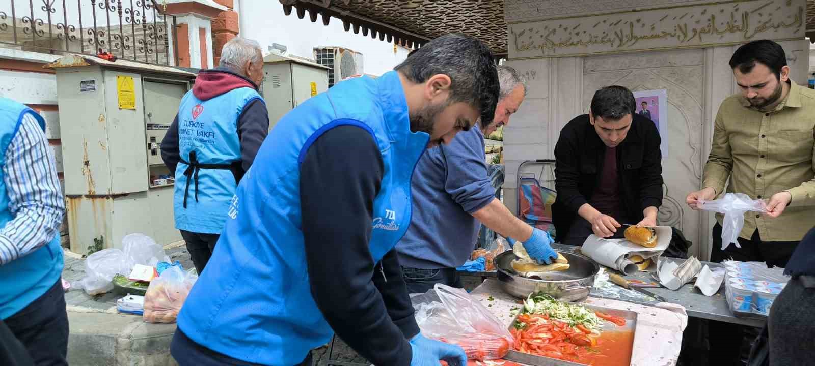 Tavas Müftülüğü evlenecek gençler için hayır çarşısı kurdu
