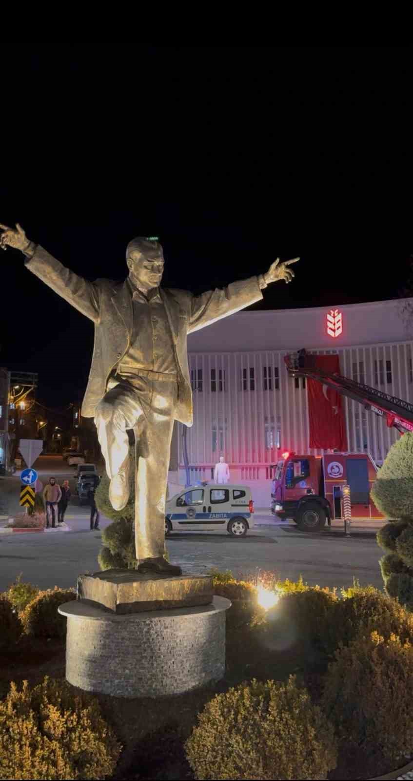 Tavas’ın her noktası bayraklarla donatıldı
